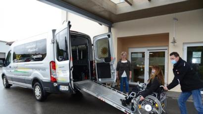 Bild: bey
Mit dem Fahrdienst für behinderte und betreuungsbedürftige Menschen hat der Ambulante Pflegedienst und die Tagesstätte „Herbstsonne“ ein weiteres wertvolles Angebot geschaffen.