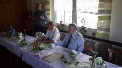 Archivbild: VdK Haselmühl-Kümmersbruck/exb
Archivbild aus einer früheren Versammlung: Johann Hecht (rechts) mit dem Kümmersbrucker Bürgermeister Roland Strehl (Mitte) und dem Sozialexperten Wolfgang Hahn.