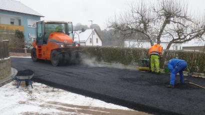 Bild: mad
Der Asphalt ist aufgetragen. Für die Anlieger hat die Zeit der Einschränkungen ein Ende.
