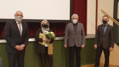Bild: Peggy Biczysko/fph
Wechsel mit Maske: Nach dem Ausscheiden von Stadtheimatpfleger Karl Bröckl (Zweiter von links) ist Edith Kalbskopf zu seiner Nachfolgerin ernannt worden. Oberbürgermeister Oliver Weigel (links) und Kulturamts-Chef Stefan Reichel gratulierten.