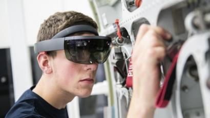 Bild: Daniel Reinhardt/dpa
Eine Arbeitsmarktexpertin rät den Unternehmen, weiterhin junge Menschen auszubilden - auch wenn das Corona-Jahr für viele Firmen kein einfaches war.