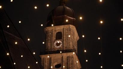 Bild: Wolfgang Steinbacher
Die Amberger Altstadt hat seit kurzem wieder ihren eigenen Sternenhimmel durch ihre Winterbeleuchtung.