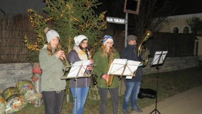 Bild: adj
Stefanie, Simone und Daniela Bösl, unterstützt von Manfred Hösl, spielten in Schwand adventliche Lieder.