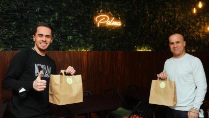 Bild: Wolfgang Steinbacher
Jetzt haben Randell Barchuan Ibrahim (links) und sein Vater Barchuan Ibrahim Sliman (rechts) Gewissheit: Ihr Speiselokal darf Staatshilfen in Anspruch nehmen, obwohl es keinen Umsatz-Vergleichswert aus dem Vorjahr gibt.