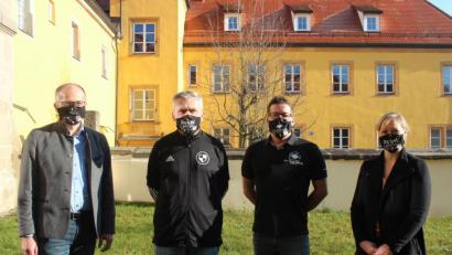 Bild: stg
Agierten jetzt als Masken-Models: (von links) Bürgermeister Roman Schäffler, SVSW-Vorsitzender Wolfgang Weber, SV-Förderverein-Vorsitzender Stefan Kuchenreuther sowie Rewe-Chefin Susann Daubitz.