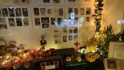 Bild: Irina Krauß
Alte Spielsachen, aber auch Krippen, besondere Beleuchtung oder auch alten Postkarten sind beim Flosser Fensterlweg zu entdecken.