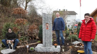 Bild: Wolfgang Steinbacher
Familie Gollwitzer mit Hund Leo bei dem neuen Marterl am Hopfenweg.