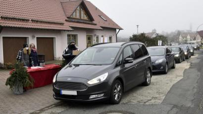 Bild: lep
Lange Schlangen bilden sich beim „Drive in“ am Mühlenweg. Vorsitzender Michael Sporrer überreicht an die Autofahrer den „Adventszauber zum Mitnehmen“.