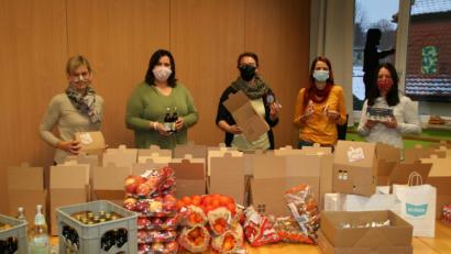 Bild: fpoz
Kinderhausleiterin Silke Weinhold sowie die Elternbeiräte Claudia Schultes, Stefanie Heindl, Susanne Englmeier und Manuela Queitsch (von links) packten die Überraschungspakete.