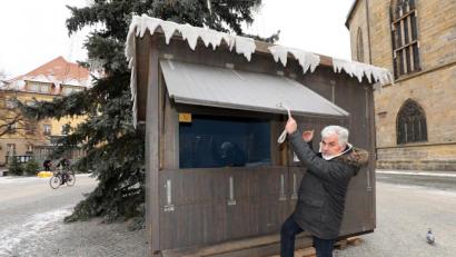 Bild: Wolfgang Steinbacher
Was zum Gucken, nichts zum Kaufen: In dieser Bude, die Andreas Raab von der Park- und Werbegemeinschaft aufgebaut hat, ist eine Krippe zu sehen.