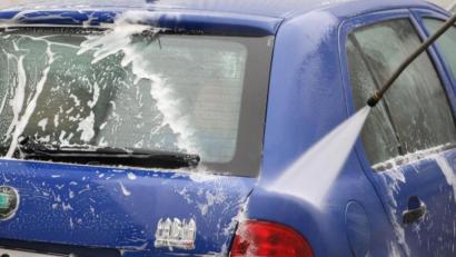 Bild: Angelika Emmerling/dpa
Im Frühjahr waren alle Waschanlagen verboten, dann nur Cleanparks zum Selbstwaschen. Die Regelungen rund um die Autowäsche sorgten für reichlich Verwirrung. Auch aus diesem Grund werden die Verfahren bei Gericht zumeist eingestellt.