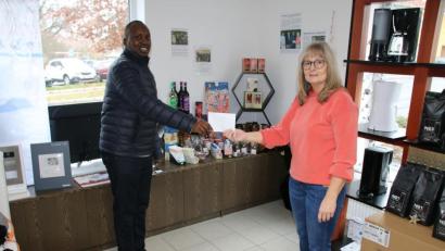 Bild: sne
Anita Heßler spendet im Namen des Missionskreises 500 Euro an die "Small Houses" in Kenia. Pfarrvikar Gilbert Mburu Kabiru wird sich darum kümmern, dass das Geld dort ankommt.