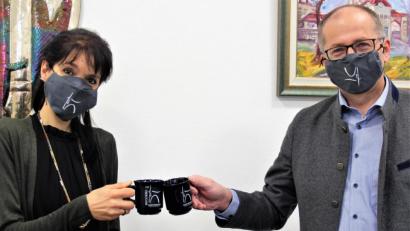 Bild: stg
Bürgermeister Roman Schäffler und Stadtmarketing-Mitarbeiterin Romina Passon-Pühl stellten die neue Kemnath-Tasse vor.