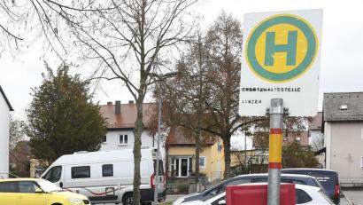 Bild: Petra Hartl
Wenn die Bushaltestelle am Rosenplatz in Gailoh verlegt wird, klappt es mit dem Anschluss an den Busbahnhof in Amberg nicht mehr.