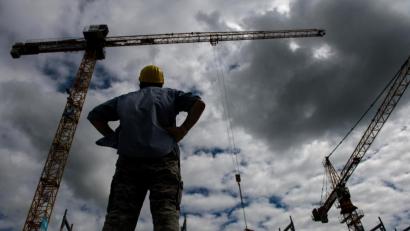 Symbolbild: Daniel Bockwoldt/dpa
Über dem Arbeitsmarkt in der Region Oberviechtach hängen keine dunklen Wolken. Dieser zeigt sich in der Corona-Pandemie relativ robust, informierte die Agentur für Arbeit in ihrem aktuellen Bericht.