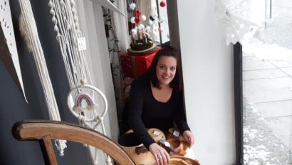 Bild: Lowak
In den Schaufenstern am Stadtplatz 9 in Windischeschenbach gibt's in der Adventszeit einiges zu bestaunen. Katja Stessmann hat die Auslagen mit den Unikaten von Hobbykünstlern bestückt.