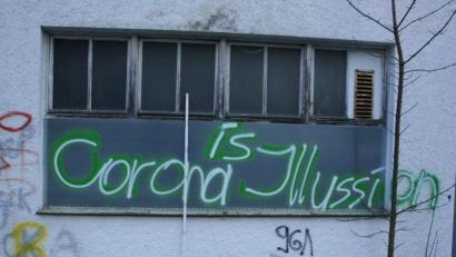 Bild: Polizei NEW
Jemand hat seine Meinung zur Corona-Pandemie auf eine Wand in Neustadt/WN gesprüht.