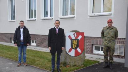 Bild: uz
Bundestagsabgeordneter Albert Rupprecht (Mitte) wird vom Kommandanten, Oberstleutnant Sven Zickmantel (rechts), und Stephan Gollwitzer begrüßt.