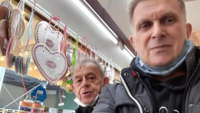 Bild: Karl-Heinz Kaiser
Gerd Ziegler (links) und Karl-Heinz Kaiser aus Nürnberg verzichten darauf, in der Amberger Altstadt wie gewohnt zwei Weihnachtsmarkt-Buden zu betreiben.