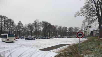 Bild: ws
Im Jahresantrag für das Bund-Länder-Städtebauförderungsprogramm stehen auch Kosten für den Parkplatz am Landratsamt. Mit rund 0,8 Millionen Euro will sich die Stadt an dem Ausbau beteiligen, der Anteil der förderfähigen Kosten beträgt 530.000 Euro. Dafür "erhält" die Stadt 75 der 100 Stellplätze und die Fläche bleibt ein öffentlicher Parkplatz.