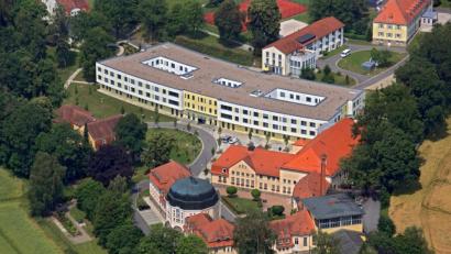 Luftbild: fotoflug/medbo.de/exb
Das Bezirksklinikum Wöllershof der Medbo (Medizinische Einrichtungen des Bezirks Oberpfalz) aus der Luft.