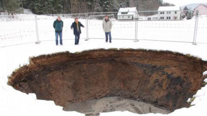 Archivbild: njn
Ein großes Loch tat sich am Fußballplatz am Bergwerk auf. Bauamtsleiter Dieter Döppl (rechts) war der erste, dem es auffiel. Mit auf dem Bild (von links) der damalige Technische Angestellte Hans Gürtler und frühere Bürgermeister Hans Donko.