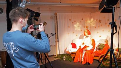 Bild: fvo
Der Heilige Nikolaus (Josef Pflaum sen.) am Filmset! Landjugend-Regisseur Simon Griesbach prüft gewissenhaft die Kameraeinstellung.