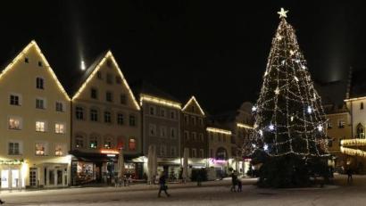 Bild: Wolfgang Steinbacher
Auch ohne Weihnachtsmarkt ein Postkartenmotiv: Der Amberger Marktplatz im weihnachtlichen Lichterglanz.