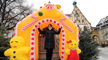 Bild: Wolfgang Steinbacher
Zorka Dotto vom Stadtmarketing hat das neue Lebkuchenhaus schon mal aufgeblasen. Es bleibt bis zum Tag vor Heiligabend auf dem Marktplatz stehen, wird aber jeden Tag aus Sicherheitsgründen wieder ab- und aufgebaut.