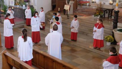 Bild: mab
Alina, Lucie, Magdalena, Elena, Luca, Felix, Franziska, Alina und Tomas treten gemeinsam ihren Dienst in der Pfarrkirche an.