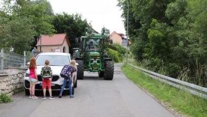 Archivbild: jma
Dass Kinder auf einer auch von großen landwirtschaftlichen Fahrzeugen häufig genutzten Straße ohne Gehweg unterwegs sein müssen, war einer der Gründe für den Antrag der CSU. Im Hintergrund die Regnkapelle an der Kreuzung der Straßen "Am Flembach" (vorne) und "Kammerberg".