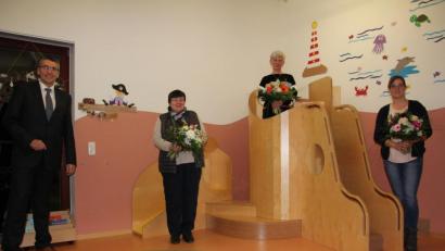 Bild: kro
39 Jahre leitetet Irida Haberkorn (2. von links) das Kinderhaus "Dorfpiraten" in Großkonreuth. Nun musste sie gesundheitsbedingt kürzer treten. Ihre Nachfolgerin ist Ilona Kilian (2. von rechts), neue stellvertretende Leiterin ist Christina Lippert-Kirschbaum (rechts). Bürgermeister Franz Schöner dankte Irida Haberkorn für ihre Arbeit und beglückwünschte die "Neuen" jeweils mit einem Blumenmstrauß.