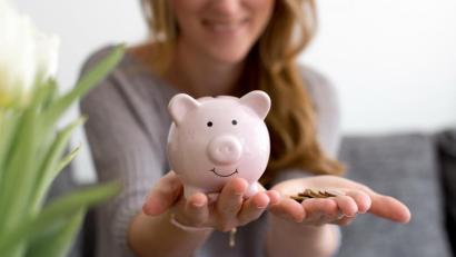 Bild: ajlatan – stock.adobe.com 
Wer mehr im Sparschwein hat, ist nicht immer glücklicher.