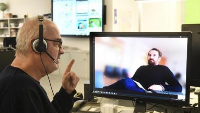 Bild: Gabi Schönberger
Zu besprechen gibt es in einer Zeitungsredaktion ständig etwas. In Corona-Zeiten läuft das via Video-Chat, wie hier bei den Chefs der Zentralredaktion Frank Werner (links) und Wolfgang Würth.