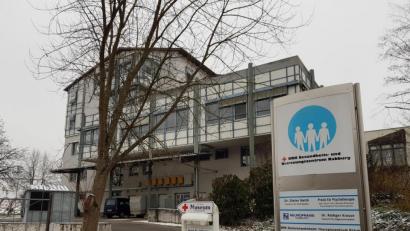 Bild: Tobias Gräf
Noch deutet am BRK-Gesundheitshaus in Nabburg nichts drauf hin, dass hier schon in weniger als zwei Wochen die B-A-D-Gruppe das Corona-Impfzentrum des Landkreises betreiben wird. Doch im Hintergrund laufen die Vorbereitungen auf Hochtouren – wenn auch mit vielen Unwägbarkeiten.