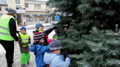 Bild: frd
Im unteren Bereich des Christbaums brachten die Kinder ihre bunt bemalten Tonsterne selbst an.