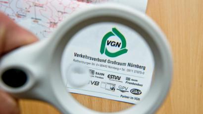 Bild: Daniel Karmann/dpa
Durch eine Lupe ist auf einer Karte des Verkehrsnetzes des Verkehrsverbund Großraum Nürnberg (VGN) das VGN-Logo zu sehen. Amberg-Sulzbach ist hier ab 1. Januar voll integriert.