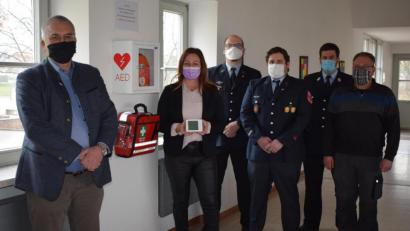 Bild: bnr
Stadt und Feuerwehr Pfreimd haben die Landgraf-Ulrich-Schule mit einem Defibrillator und Kohlendioxid-Messgeräte ausgestattet. Schulleiterin Silke Schmid (Zweite von links) bedankte sich dafür bei Bürgermeister Richard Tischler (links) und den Führungskräften der Feuerwehr.