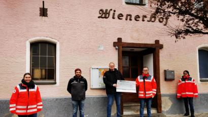 Bild: gz
Dartvorsitzender Martin Bauer überreicht mit seinem Vize Thomas Bösl eine Spende in Höhe von 400 Euro an die HvO.