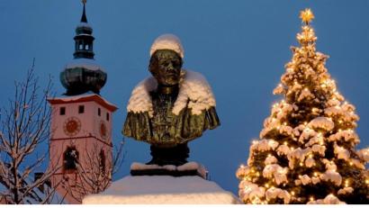 Archivbild: Karin Wilck
Ein schönes Häubchen auf Johann Andreas Schmellers Kopf. So sah es an Weihnachten 2010 auf dem Tirschenreuther Stadtplatz aus. Es war das letzte Jahr, in dem es in der Oberpfalz flächendeckend weiße Weihnacht gab.