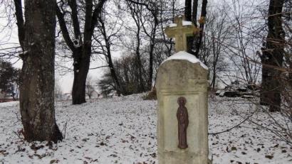 Bild: mor
Zwischen Linden und Kastanien steht auf dem Netzaberg das Barbara-Marterl. Im Hintergrund sind noch die Mauerreste des Gasthauses „Zur Schönen Aussicht“ zu erkennen.