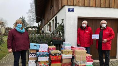 Bild: Michael Meyer/exb
Die beiden Lkw-Fahrer (rechts) der Organisation Humedica waren schon eine Woche unterwegs, um Päckchen an den verschiedenen Sammelstellen abzuholen. Von der Katholischen Landvolkbewegung Wernersreuth erwartete sie bereits Vorsitzende Brigitte Meyer (links).