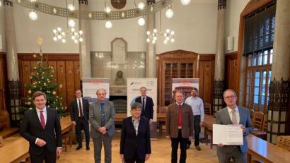 Bild: fph
Bei der Übergabe der Förderurkunde waren dabei: (von links) Bürgermeister Nicolas Lahovnik, SWW-Geschäftsführer Marco Krasser, Professor Dieter Brüggemann, Regierungspräsidentin Heidrun Piwernetz, Dr. Thilo Rießner, Bezirkstagspräsident Henry Schramm, Dr. Florian Heberle und der Präsident der Uni Bayreuth, Professor Stefan Leible.