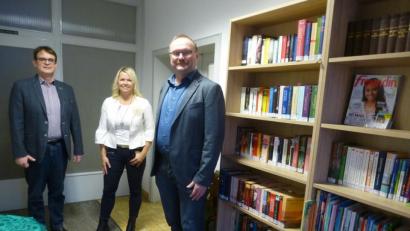Bild: bk
Rund 300 gespendete Bücher und auch Zeitschriften stehen im Rathaus-Nebeneingang zur kostenlosen Ausleihe bereit. Initiatorin ist Christine Wiesneth, der Bürgermeister Uwe König (rechts) ebenso wie Amtsrat Max Heindl (links) großes Lob ausspricht.