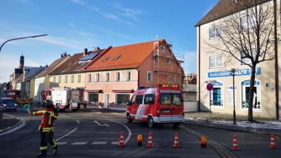Bild: mde
Während der Reinigung der Fahrbahn konnte der Verkehrsfluss in der Bayreuther Straße aufrecht erhalten werden. Lediglich einzelne Verkehrsteilnehmer, die verkehrstechnische Einrichtungen als auch die Weisungen der Einsatzkräfte nicht beachten wollten, sorgten für Behinderungen.