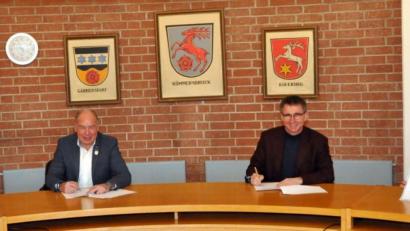 Bild: Karoline Gajeck-Scheuck
Der Kümmersbrucker Bürgermeister Roland Strehl (Zweiter von links) unterzeichnet mit Geschäftsführer Stephan Prechtl (Zweiter von rechts) von der Stadtwerke Amberg Versorgungs GmbH den Ökostromliefervertrag. Für den Stromeinkauf sorgen Thomas Reiß (rechts) als Leiter Energiehandel & Vertrieb der Stadtwerke Amberg Versorgungs GmbH und für die Gemeinde Kümmersbruck vom Team Liegenschaften Lisa Hirsch (links).