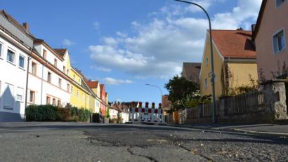 Bild: tk
So sieht die Bäumlstraße im Dreifaltigkeitsviertel schon seit Jahrzehnten aus. Zwar wurden Schlaglöcher immer wieder entfernt, eine Erneuerung ließ aber bis jetzt auf sich warten.