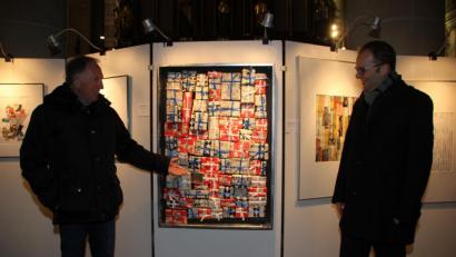 Bild: ads
Die Ausstellung „Vorfreude“ wurde wegen der Corona-Vorschriften nur inoffiziell von Künstler Gerd Seidel (links) und Stadtpfarrer Thomas Helm in der Apsis der Basilika St. Martin Amberg eröffnet.