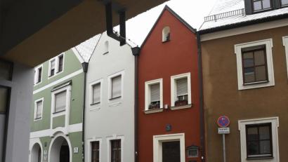 Bild: Petra Hartl
Ein Winzling in Weinrot: Gerade mal 2,50 Meter breit ist das Eh’häusl in der Seminargasse in Amberg.