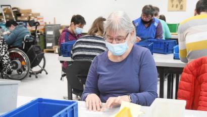 Bild: Gabi Schönberger
Die Beschäftigten in der HPZ-Werkstatt in Irchenrieth können dank eines ausgeklügelten Hygienekonzepts weiterarbeiten.